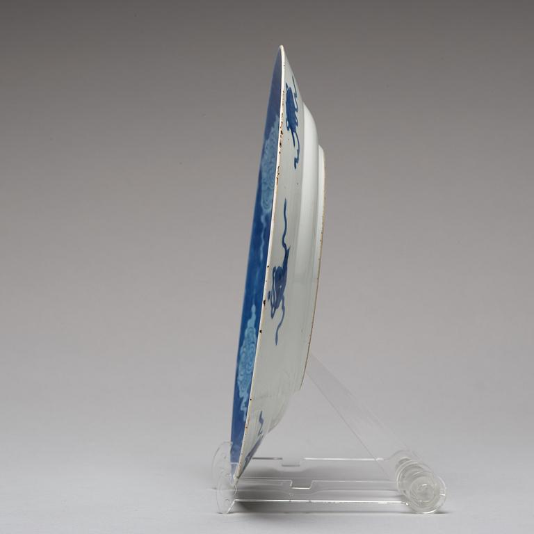 A blue and white dish, Qing dynasty, Kangxi (1662-1722).