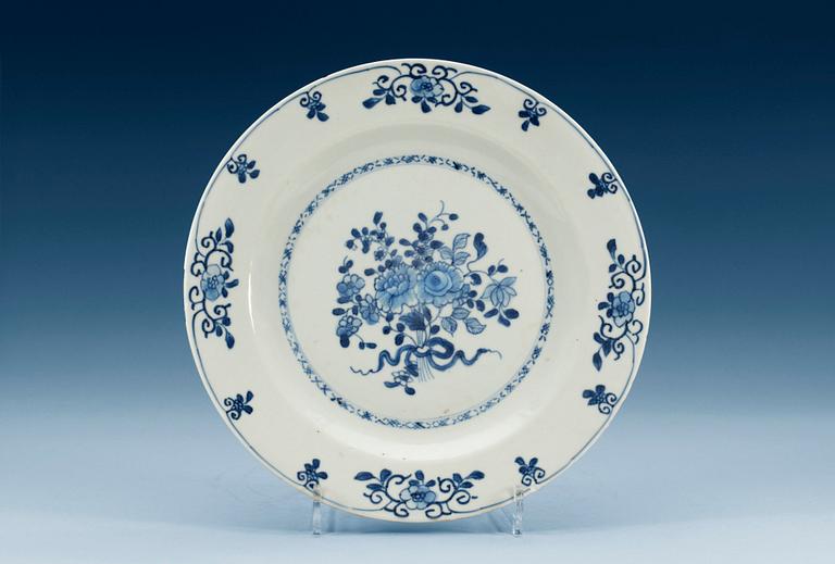A set of 21 blue and white dinner plates, Qing dynasty, Qianlong (1736-95). (21).