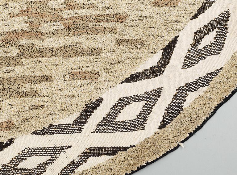 CARPET. Nearly an oval shape. Tapetstry- and pile variation. 288 x 220 cm. The 1920s to 30s.