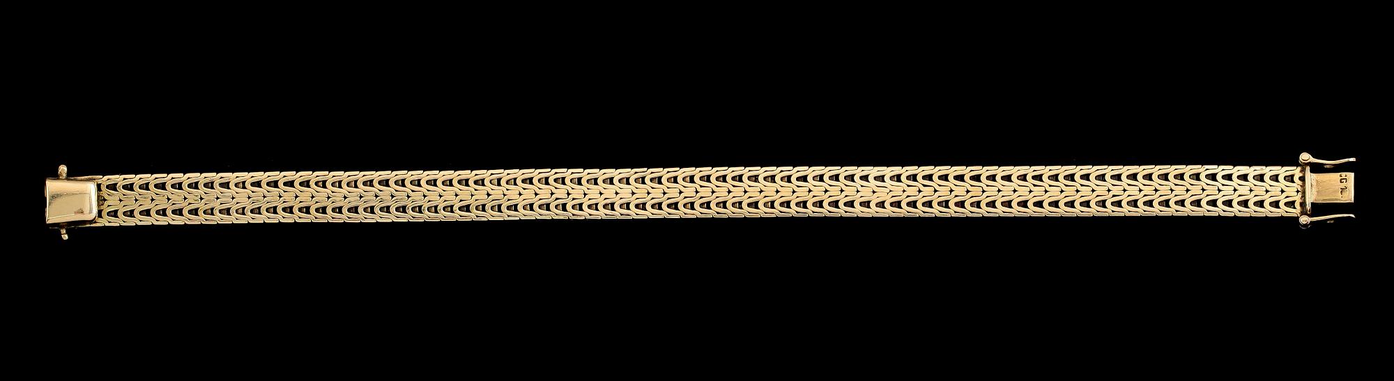 ARMBAND, 18 k guld, med dekor av vita koraller. Total vikt ca 27 gram.