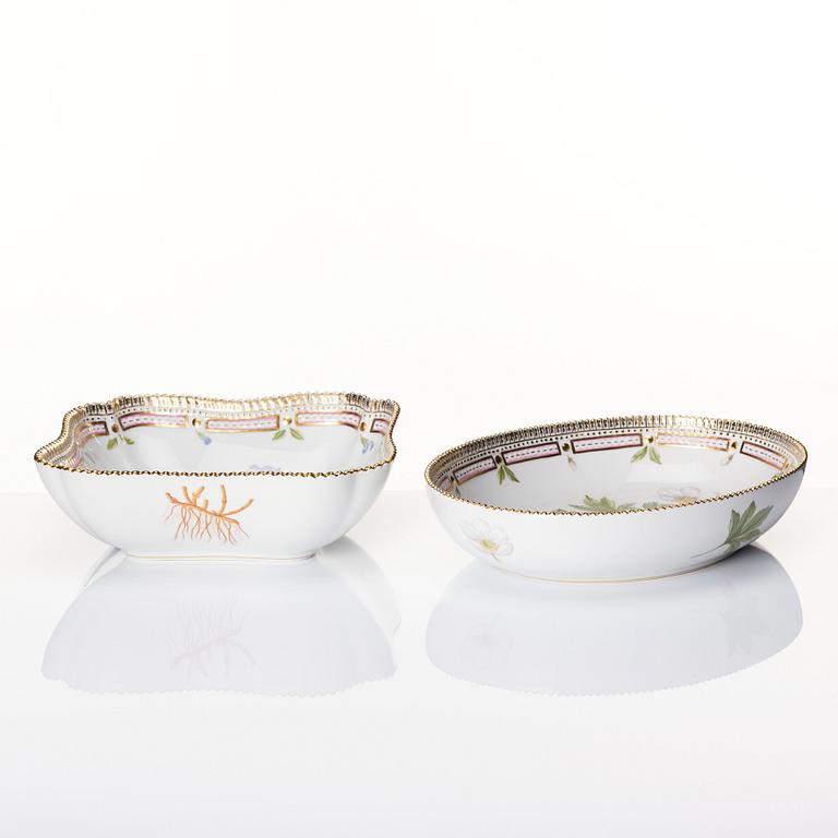 Skålar, två stycken, porslin. Royal Copenhagen, "Flora Danica", Danmark, 1900-tal.
