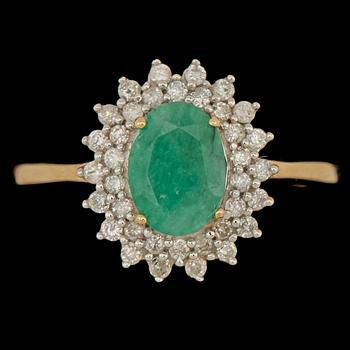 RING, 9k guld med fasettslipad smaragd samt små briljantslipade diamanter, 2000-tal. Vikt 3 g.