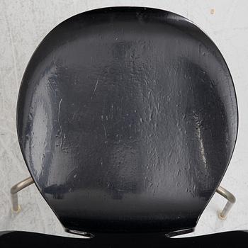 Arne Jacobsen, stolar, 4 st, "Myran", Fritz Hansen, Danmark, 1900-talets andra hälft resp 2024.