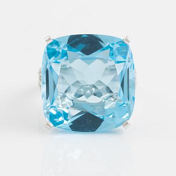 Crow's nest jewels, ring med blå topas och briljantslipade diamanter.