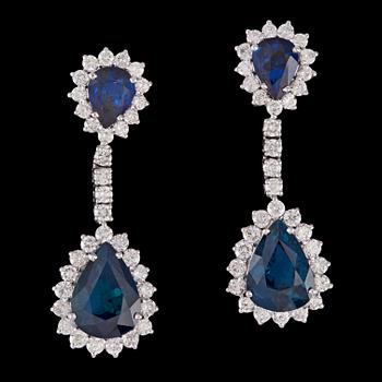 1145. A pair of blue sapphire, tot. 9.17 cts, and brilliant cut diamonds, tot. 2.26 cts.
