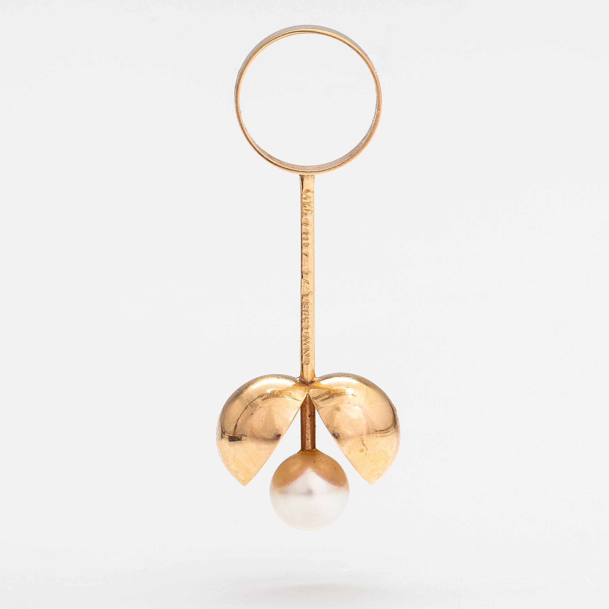Olli Auvinen, Hänge, 14K guld, odlad pärla. Westerback, Helsingfors 1967.