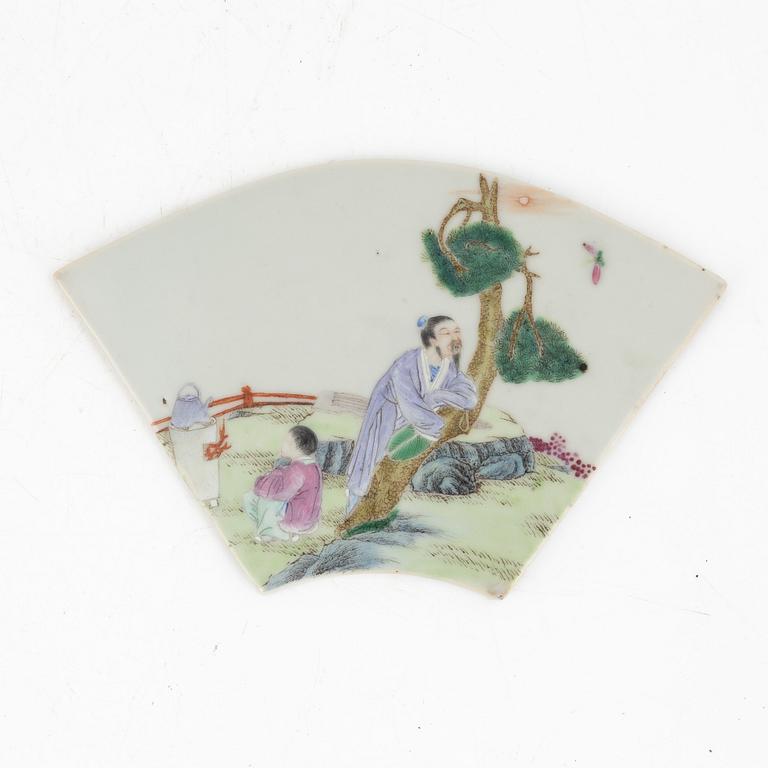 A Chinese famille rose porcelain placque, late Qing dynasty / early 20th century.