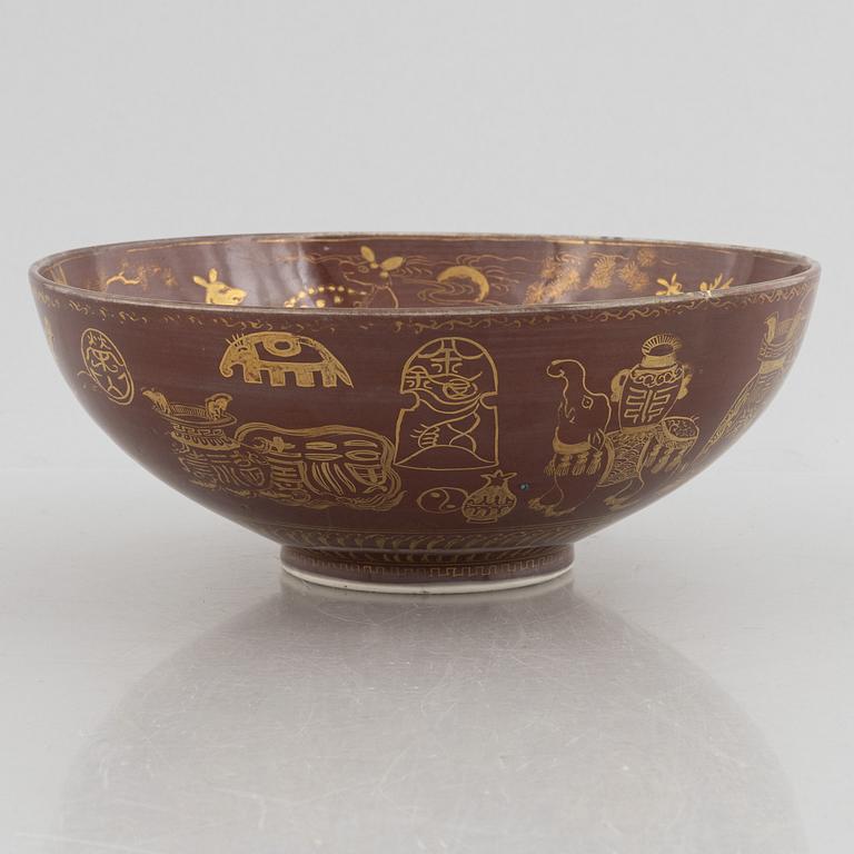 A brown glazed bowl with gilded decoration of animals and antiques, Qing dynasty, 19th century.