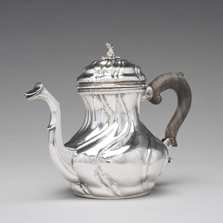 A Swedish 18th century silver tea-pot, mark of  Olof Gravander, Kristinehamn 1759.