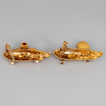 A pair of 14ct gold salt-cellars and spoons, unmarked.