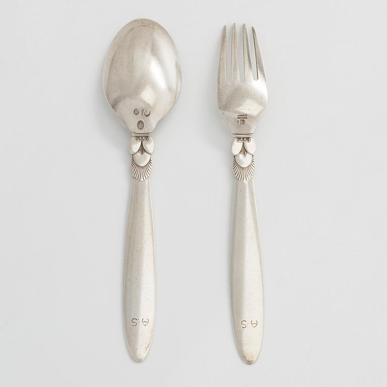 Haarukka ja lusikka, George Jensen, hillolusikka, leimattu Holm, sekä tarjoiluastia, hopeaa, Kööpenhamina n.1930-33.