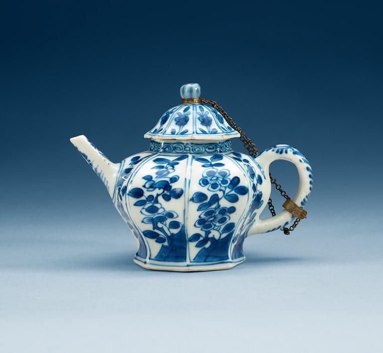 A blue and white  tea pot with cover. Qing dynasty, Kangxi (1662-1722).