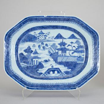 STEKFAT, 2 stycken, porslin. Kina, Jiaqing (1796-1820).