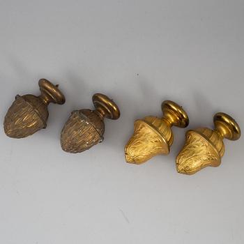 Four brass curtainrail knobs, 19th century.