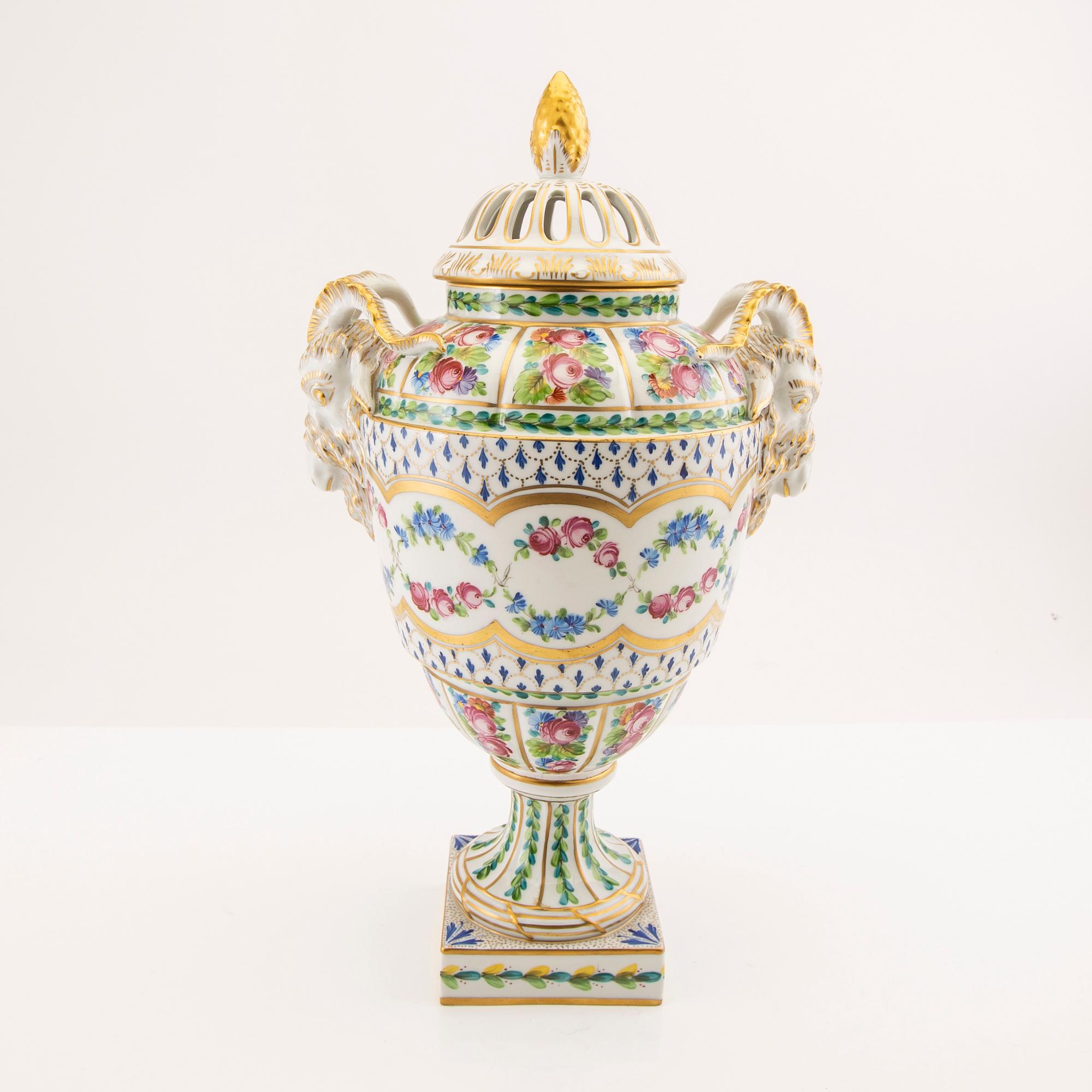 Potpourri urn Dresden, porcelain from the second half of the 20th century.