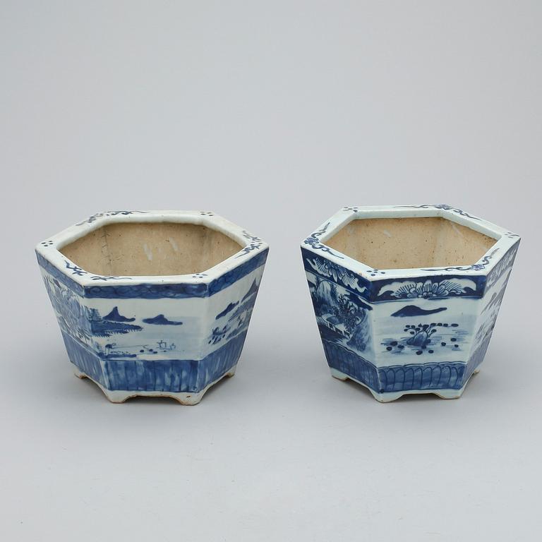 YTTERFODER, 2 st. Porslin, Kina 1900-tal.