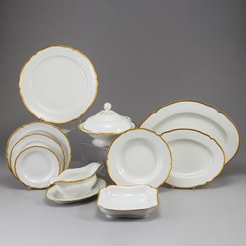 A part KPM porcelain dinner service, Berlin, first half of the 20th century (101 pieces).