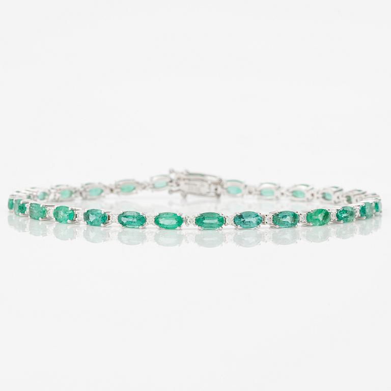 Bracelet 18K white gold with emeralds and brilliant-cut diamonds.