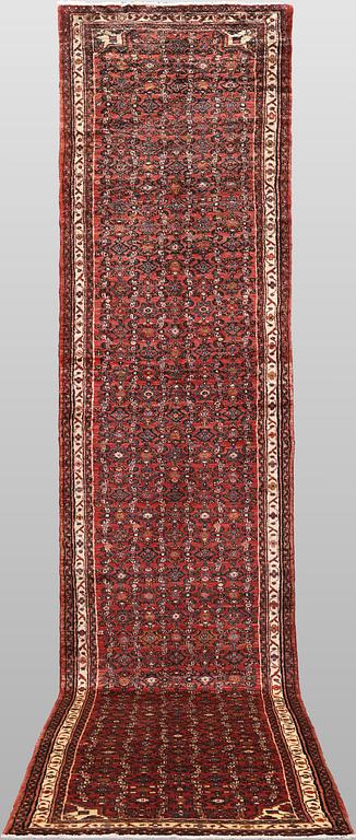 A Hosseinabad runner carpet, 500 x 93 cm.
