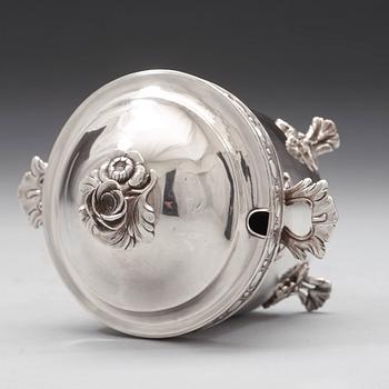 A Swedish 18th century silver sugar bowl and cover, mark of Johan Schröder, Landskrona 1785.