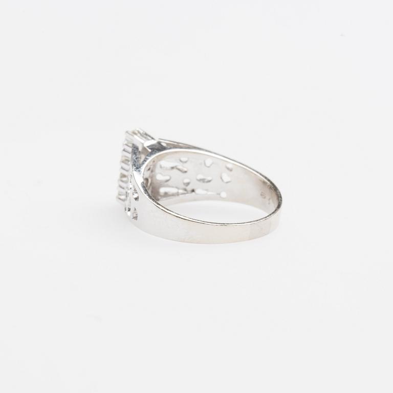 RING, 18K vitguld med briljantsliapde diamanter ca 0.30 ct.