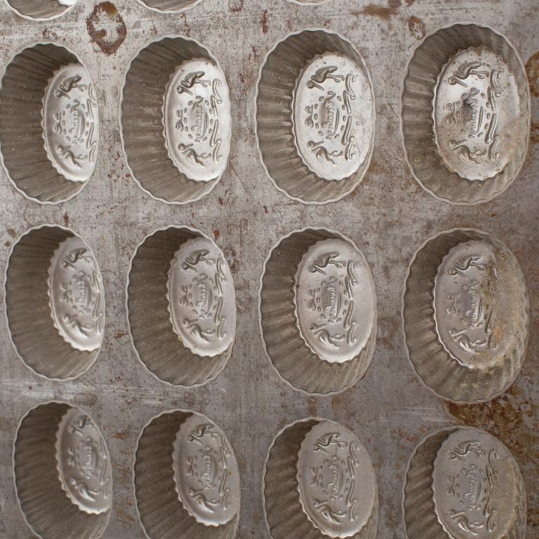 CHOKLADFORMAR, 2 stycken, 1900-talets första hälft.