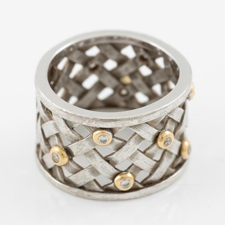 Ole Lynggaard, Ring "Flet" 18K vitguld med runda briljantslipade diamanter.