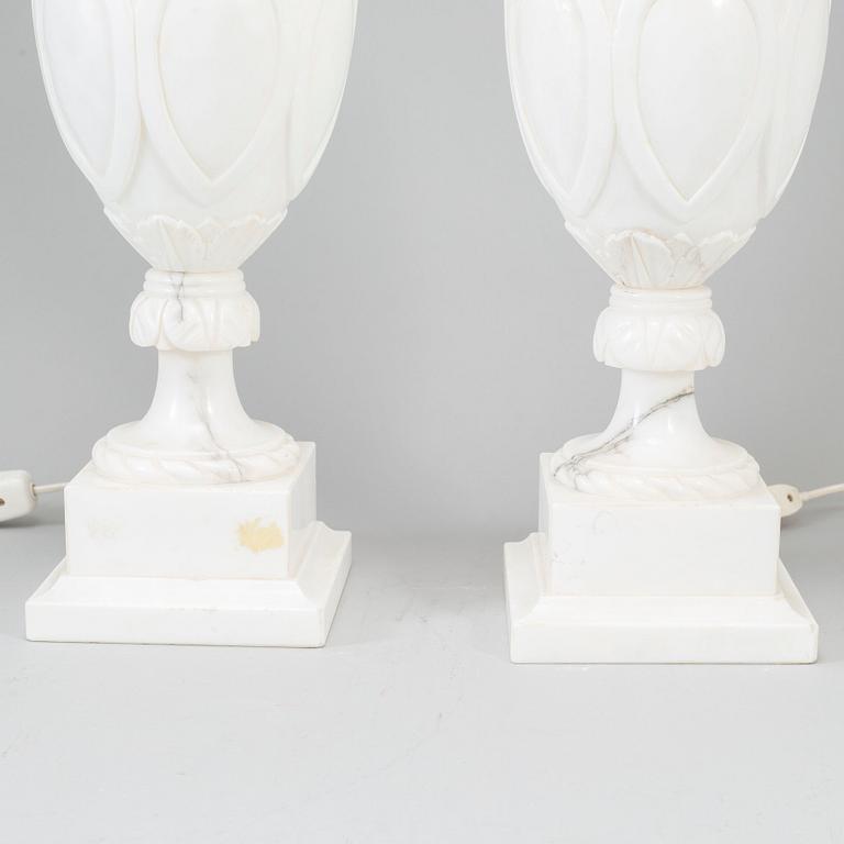 BORDSLAMPOR, ett par, alabaster, Italien, 1900-talets andra hälft.