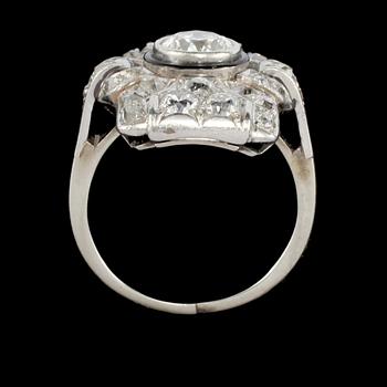 RING, 14k vitguld med en äldre briljantslipad diamant, ca 1.00 ct samt 30 mindre totalt ca 1.15 ct. Vikt 7 g.