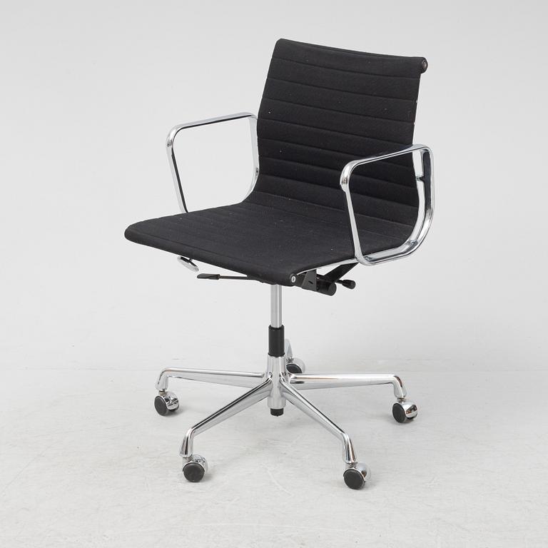 Charles and Ray Eames, skrivbordsstol, "EA 118", Vitra, formgiven 1958.