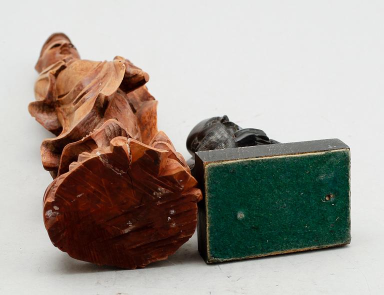 FIGURER, 2 st, trä och svart soapstone, Kina, 1900-tal.