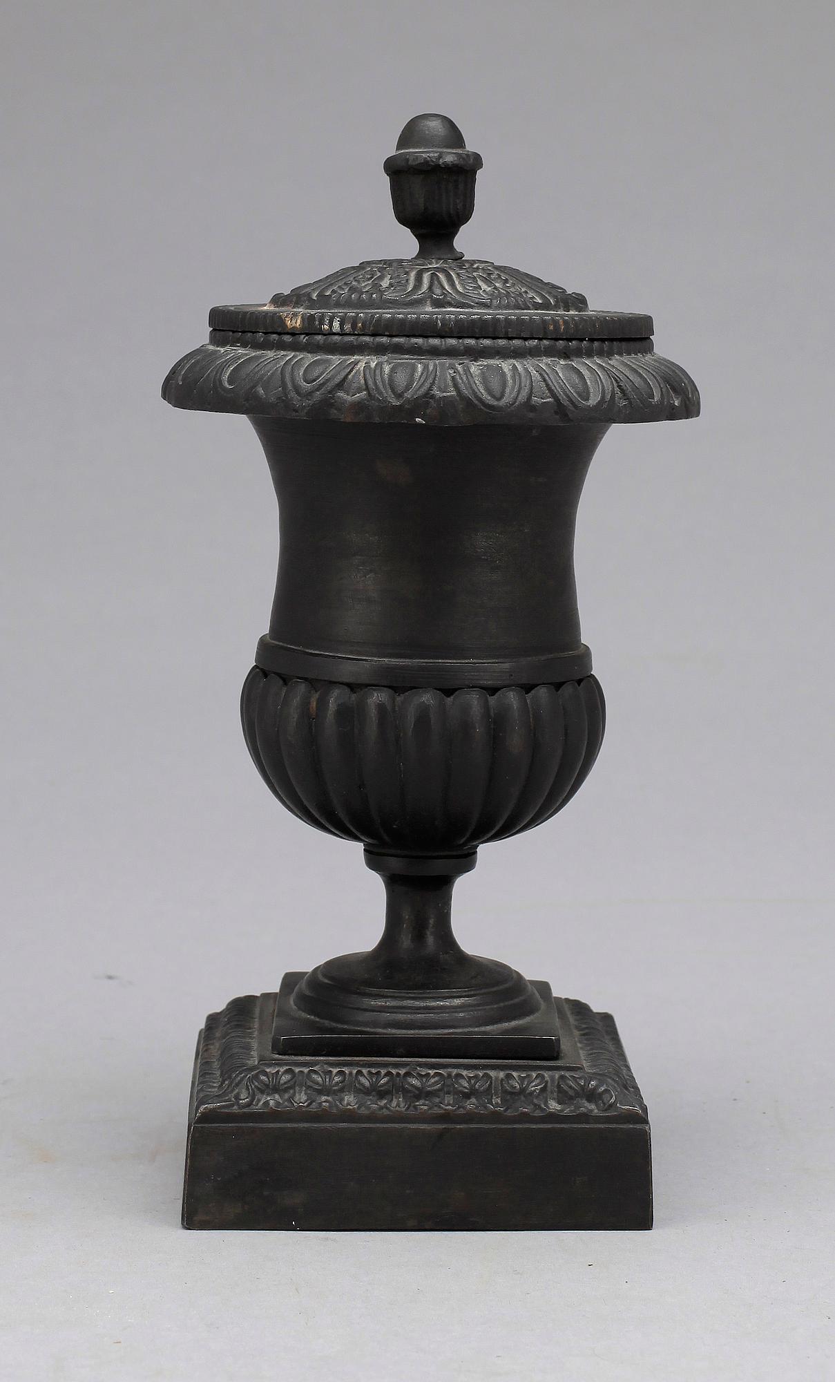 URNA MED LOCK, gjutjärn, Ryssland, 1800-tal.