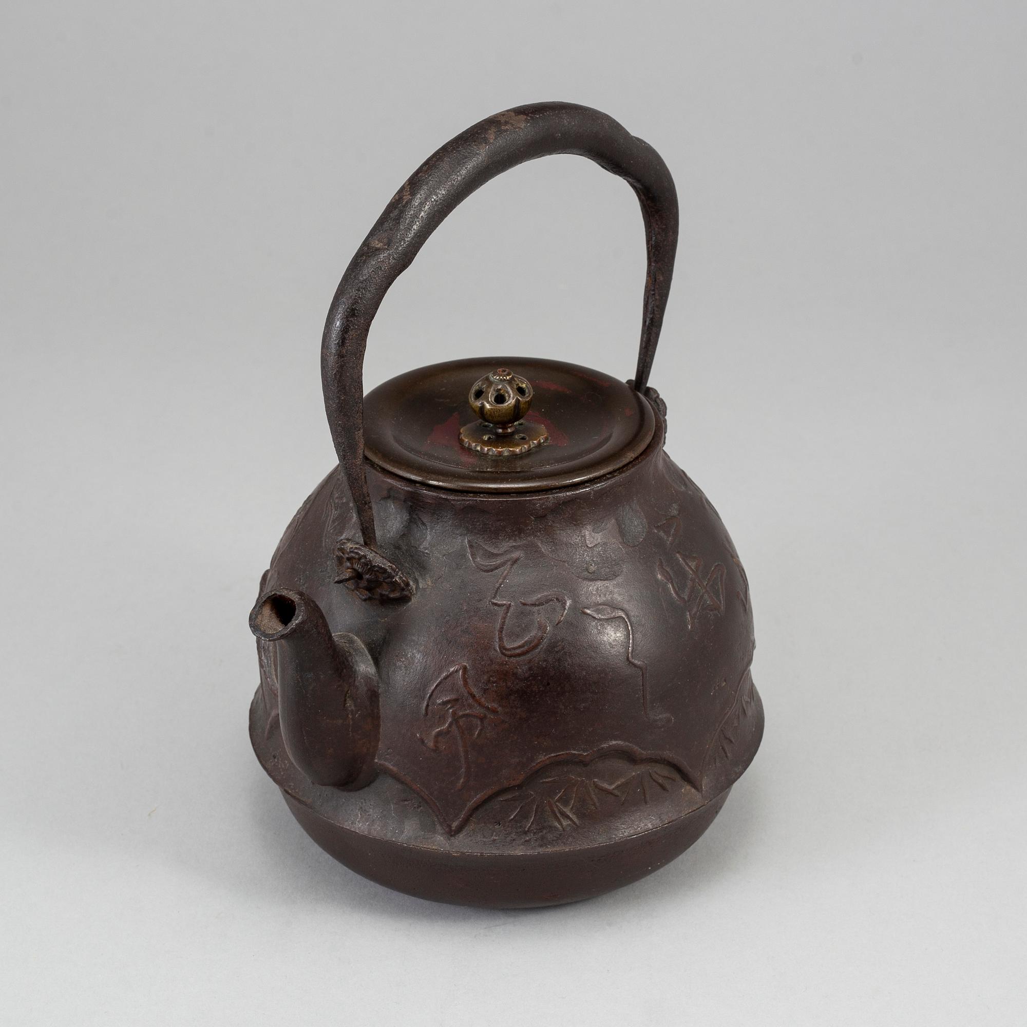 TEKANNA med LOCK, järn och brons. Japan, signerad.