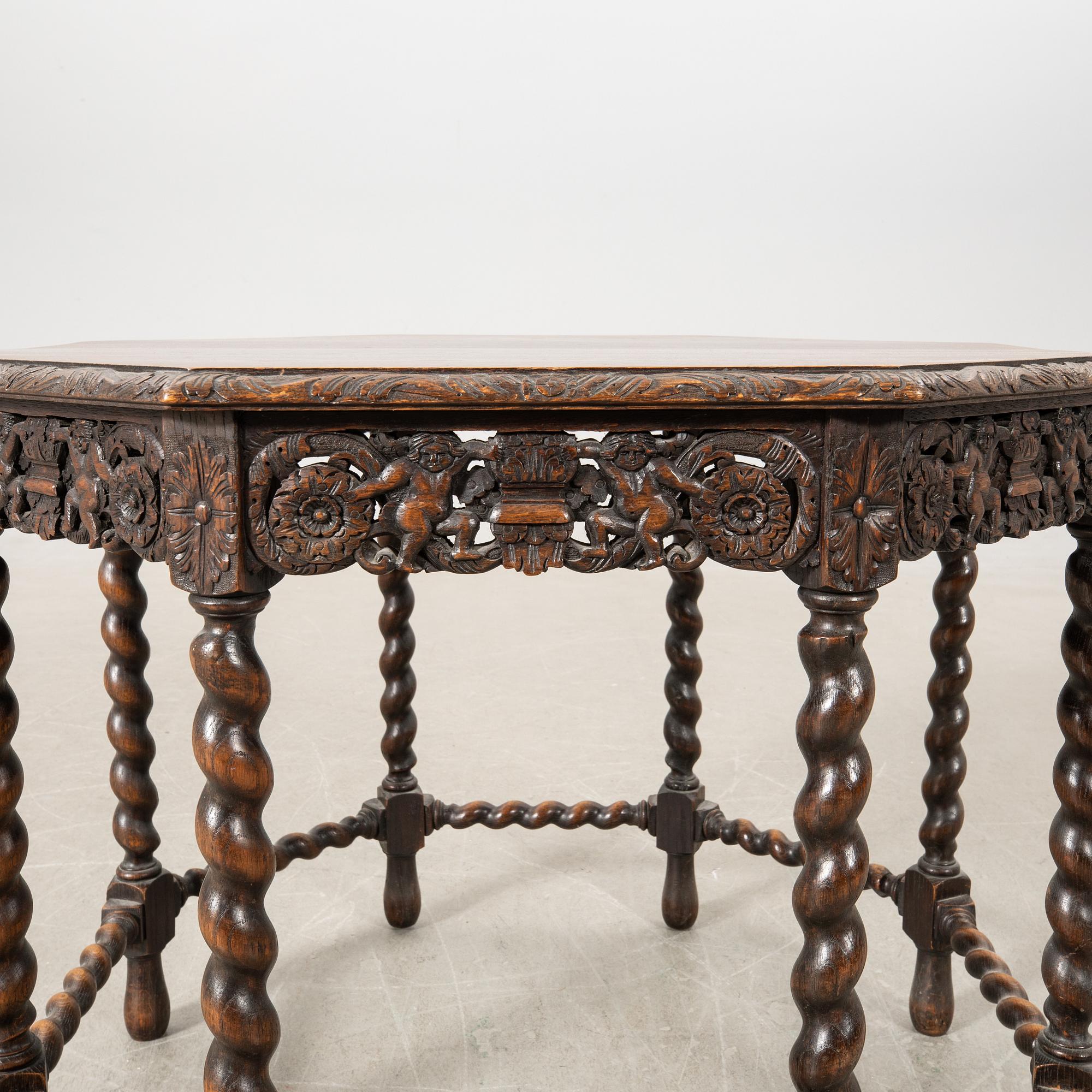 Coffee table, first half of the 20th century.