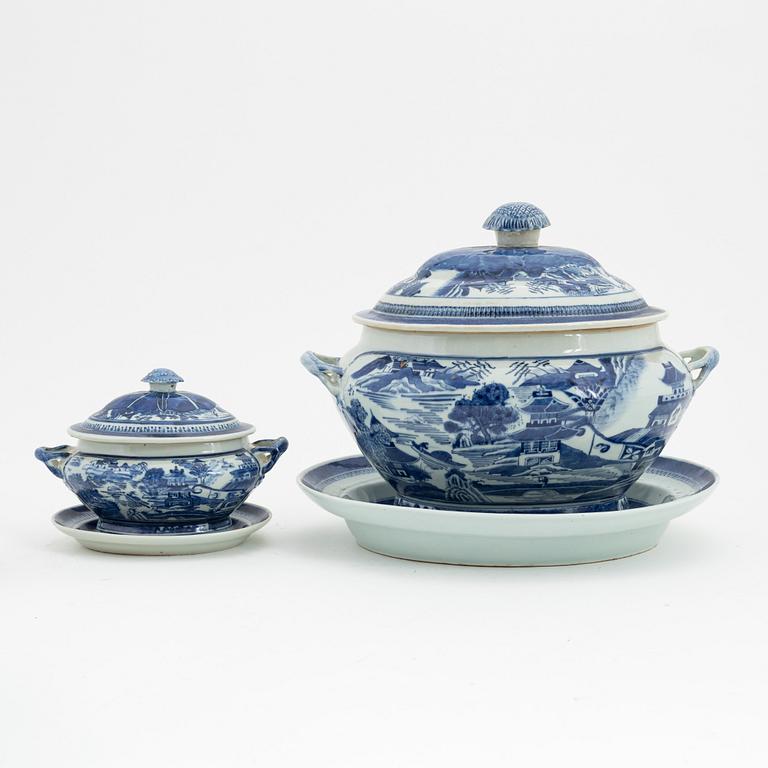 Servis, kompaniporslin, 73 delar, Kina, Qingdynastin, Jiaqing (1795-1820).