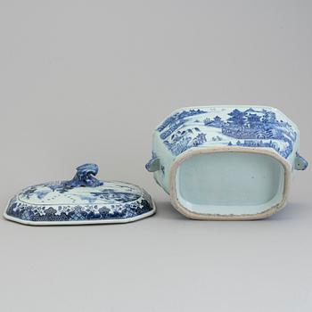 A blue and white export porcelain tureen with cover, Qing dynasty, Qianlong (1736-95).