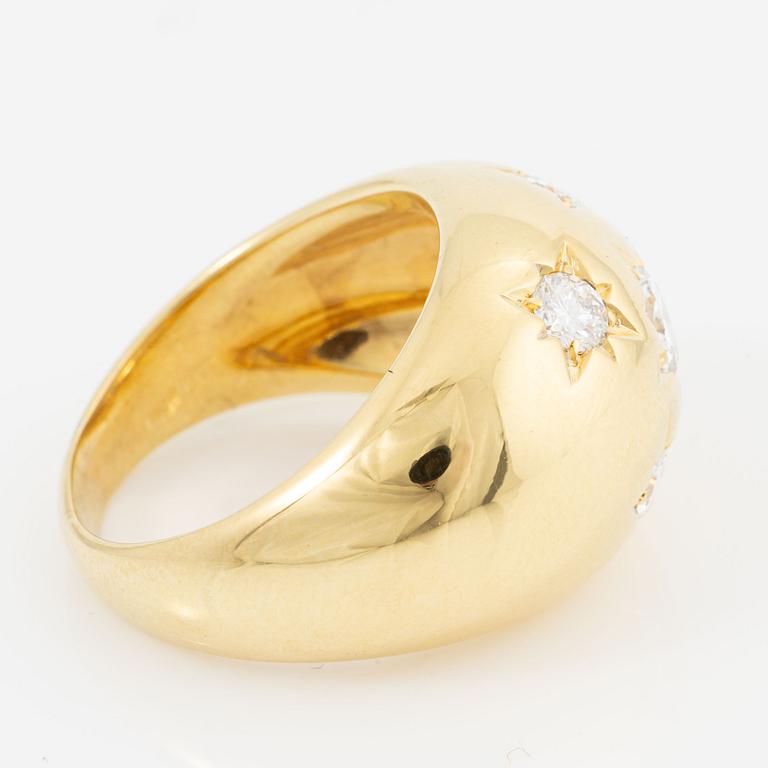 Ring, bombé ring, 18K gold with brilliant-cut diamonds.