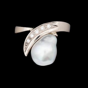RING, vitt guld 14k med barockpärla samt 5 st briljantslipade diamanter. 1900-talets andra hälft. Tot vikt ca 4,4 g.