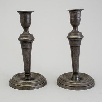 LJUSSTAKAR, ett par, tenn, sent 1700-tal.