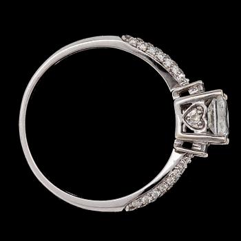 RING, princess cut diamond, app. 1 ct, and smaller diamonds.