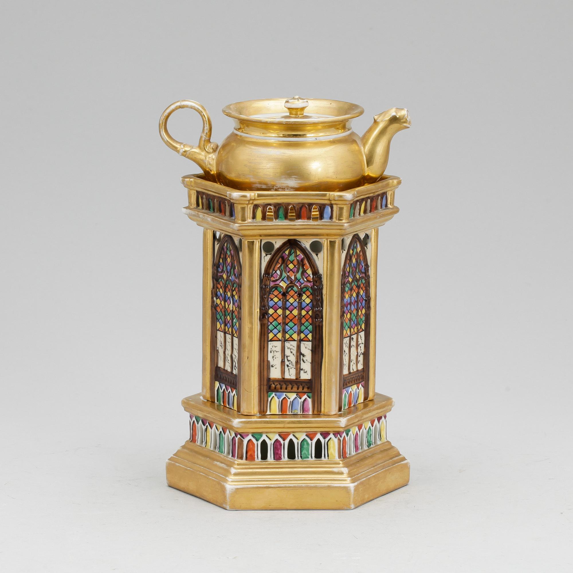 TEKANNA MED STÄLL, porslin, empire/nygotik, 1800-talets första hälft/mitt.