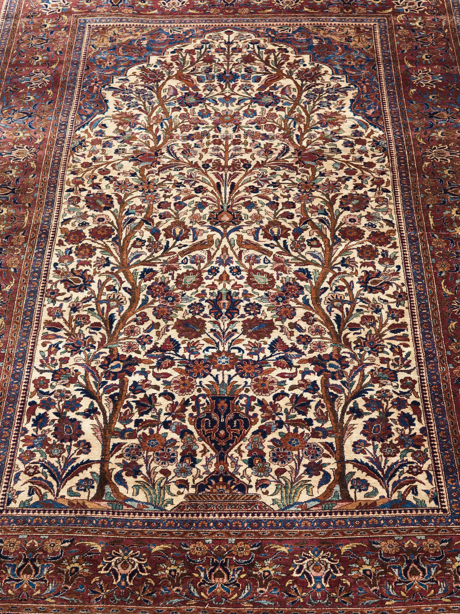 A RUG. A semi-antique silk Kashan. 205,5 x 131,5 cm.