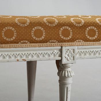 SOFFA/ FÖNSTERBÄNK. Gustaviansk, 1700-talets slut.