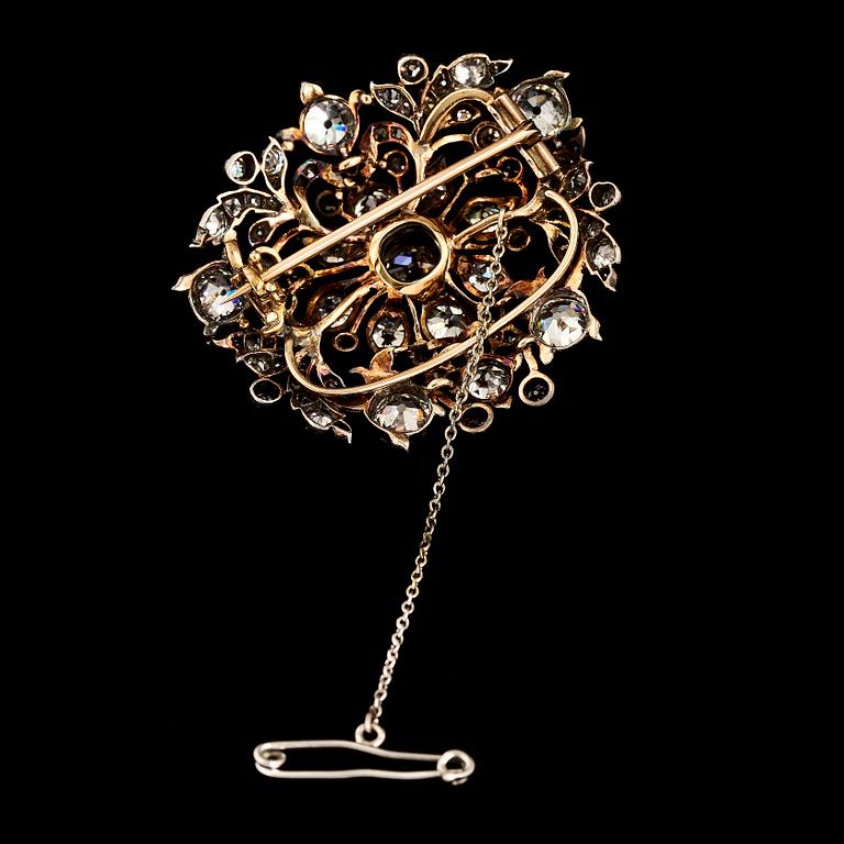 An antique cut diamond brooch, app. 8 cts.