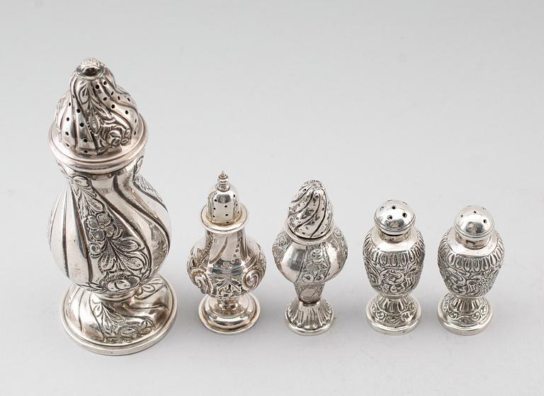 SOCKER- SALT- OCH PEPPARSTRÖARE, 5 st, snarlika, silver, 1900-tal. Vikt ca 237 g.