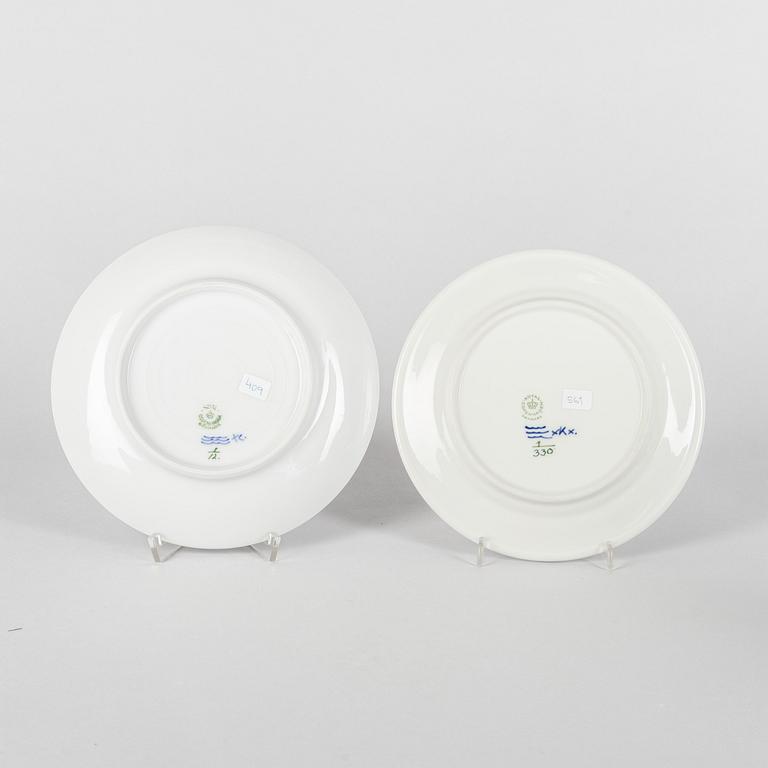 Tallrikar, fem stycken, porslin, Royal Copenhagen, "Musselmalet", modell 2055, 761, 330, 329, 12, 1900-1973.