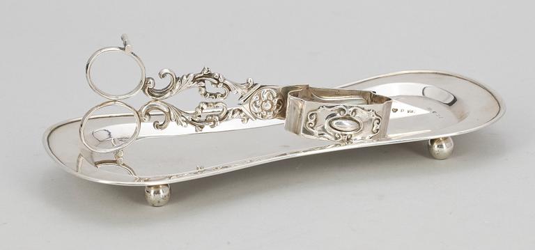 LJUSSAX OCH BRICKA, 2 delar, silver, bla Frans Wilhelm Theselius, Stockholm, 1840. Tot vikt ca 181g.