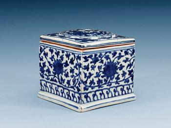 1458. A blue and white Longqing cricket box, Ming dynasty (1567-72).