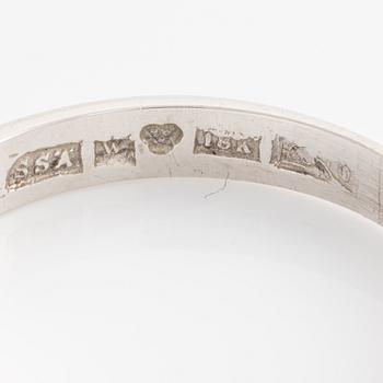 Ring halvallians med briljantslipade diamanter.