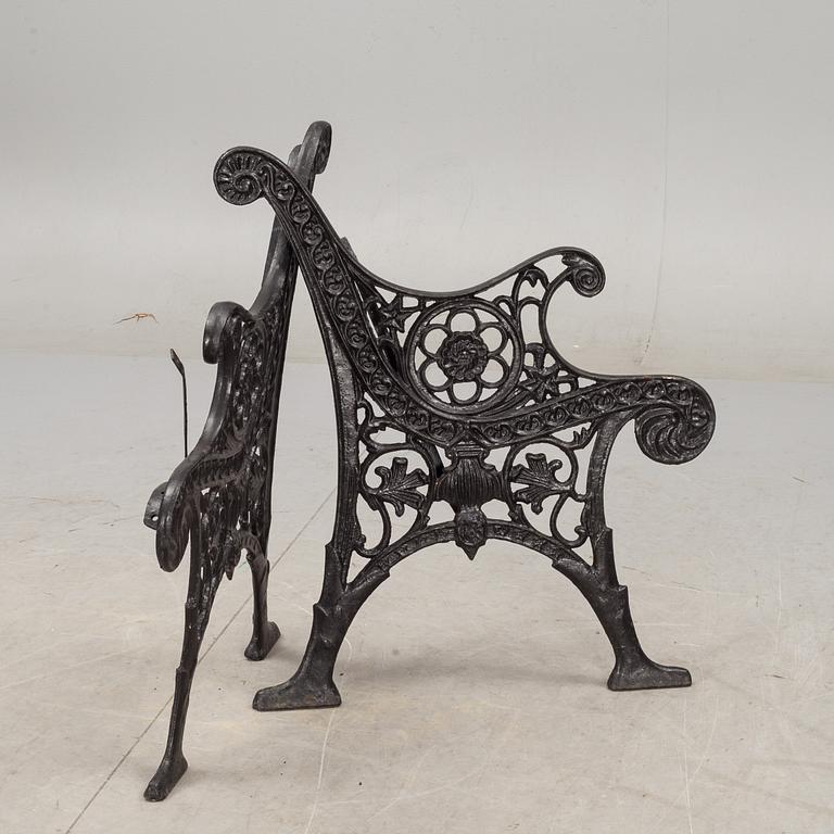 GAVLAR till TRÄDGÅRDSBÄNK, ett par, gjutjärn, 1900-tal.